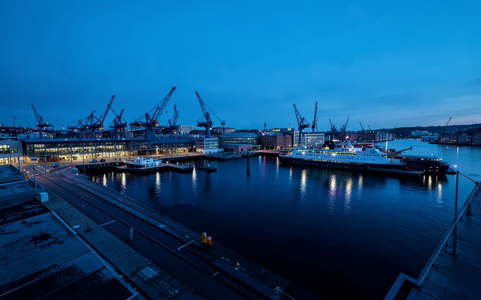 Säkerhetskrävande hamninfrastruktur i blå timmen